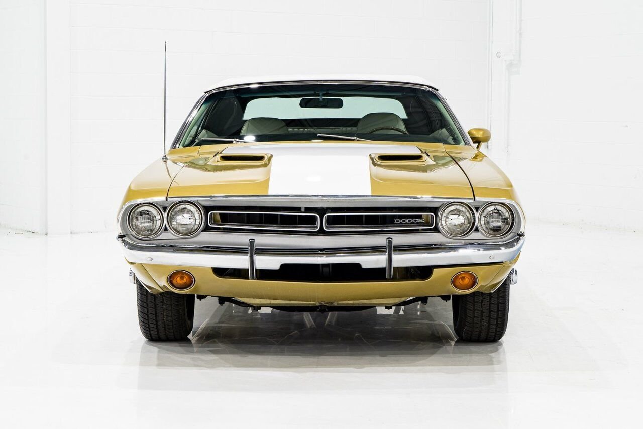1971 Dodge Challenger *PRIX EN USD* Convertible Fully restored to desirable specifications Gold Montreal - photo #2
