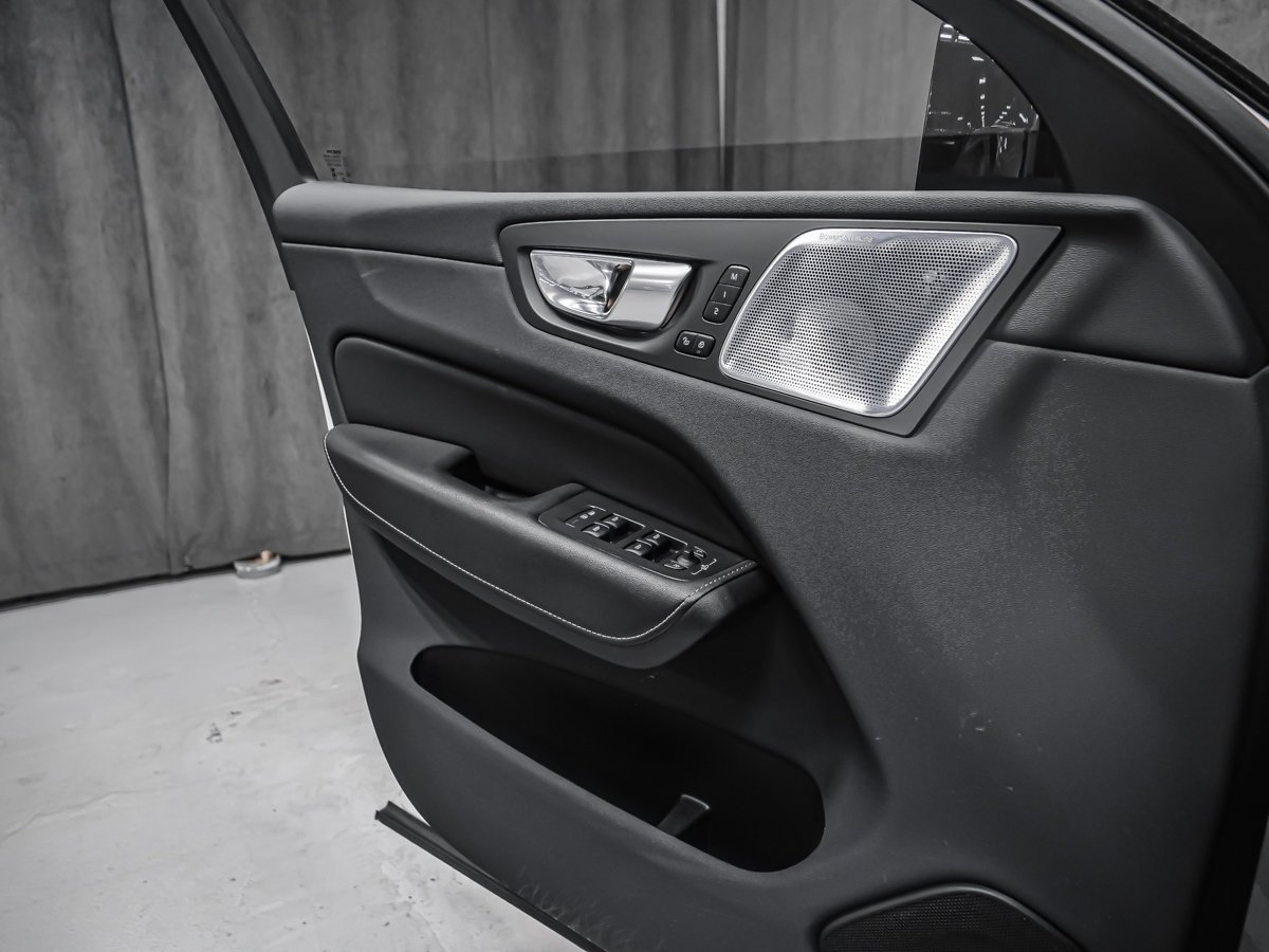 2023 Volvo XC60 Recharge T8 ULTIMATE DARK White Montreal - photo #9