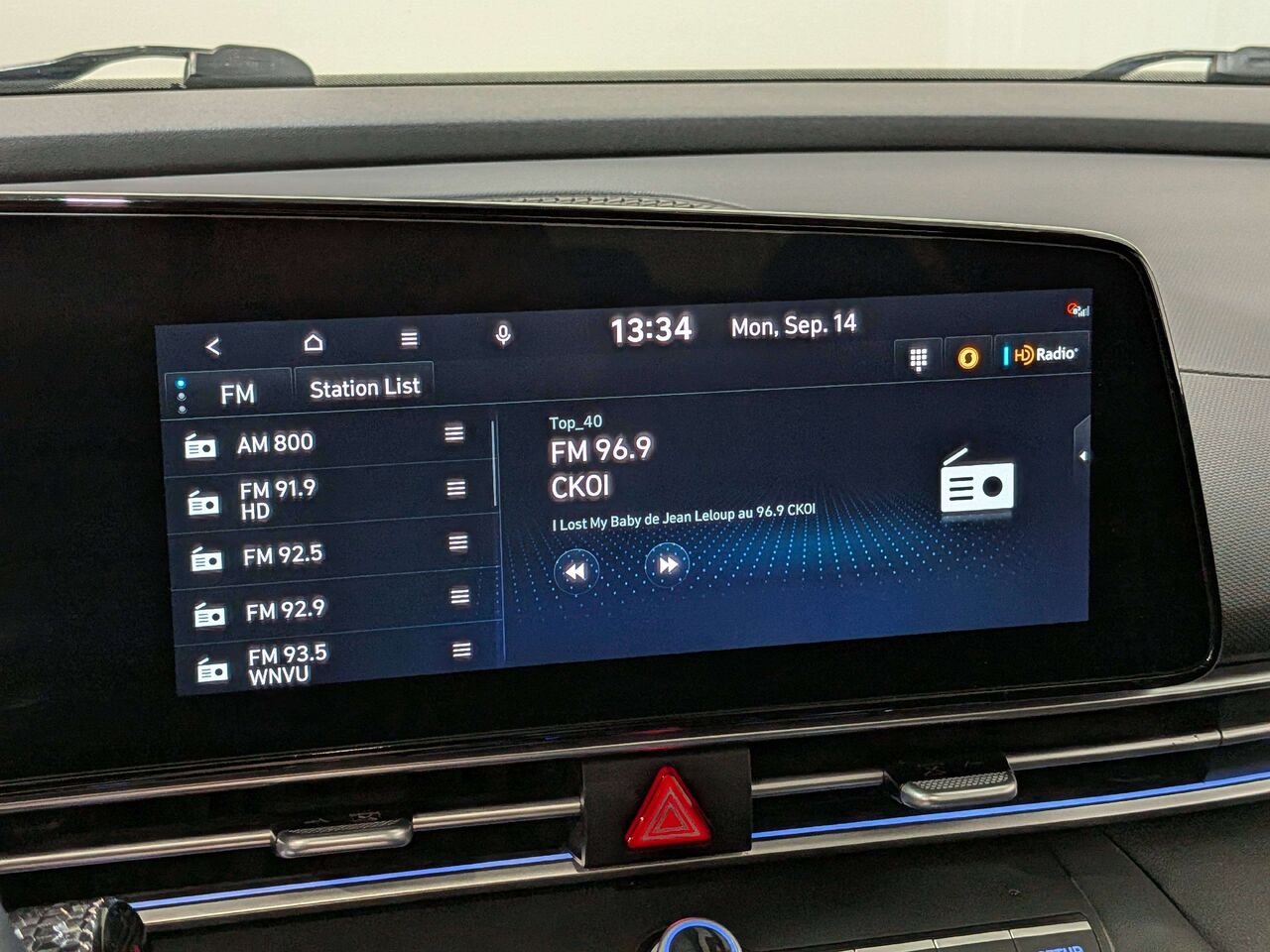 2025 Hyundai Elantra Preferred IVT w/Tech Pkg White Val-David - photo #22