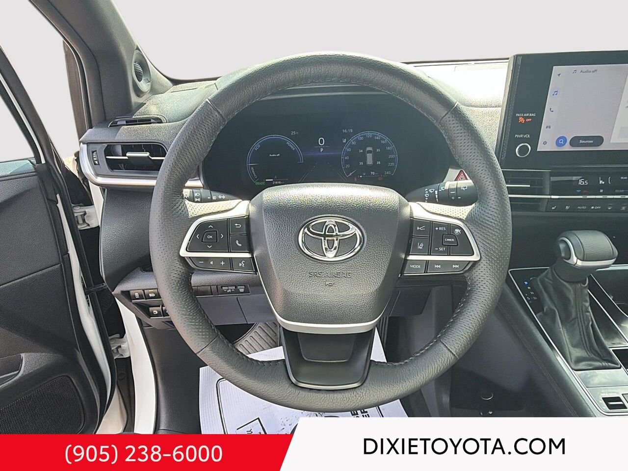 2026 Toyota Sienna Hybrid Limited AWD / CLEAN CARFAX / HEATED AND VENTILATED SEATS / MOONROOF / ALLOY WHEELS / CARPLAY AND ANDROID AUTO White Mississauga - photo #12