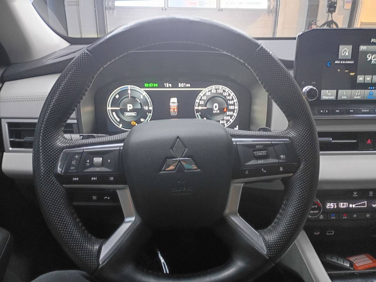2023 Mitsubishi Outlander Plug-In Hybrid Black Blainville - photo #24