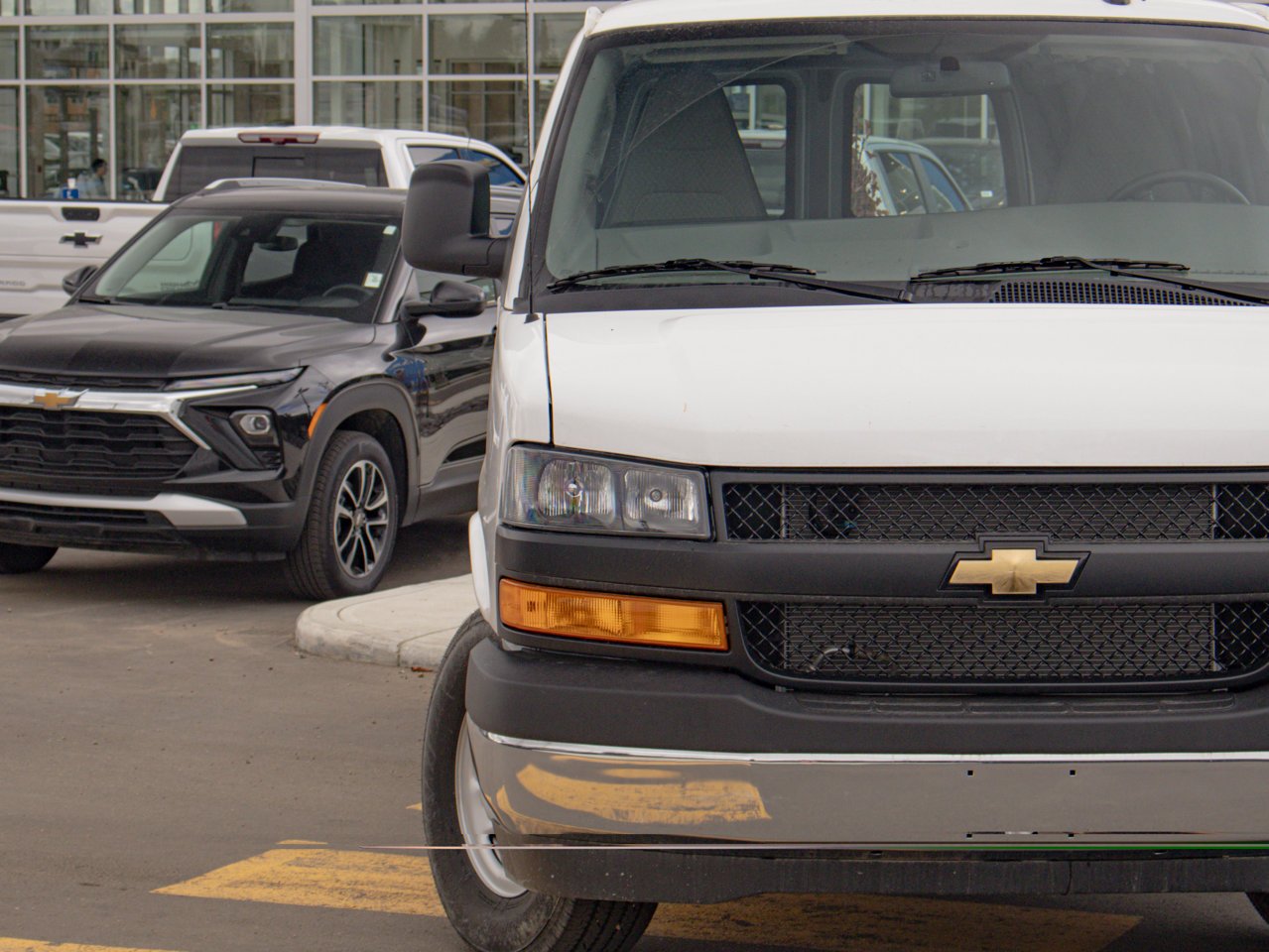 2025 Chevrolet Express Cargo Van RWD 3500 155 White Sherwood Park - photo #4