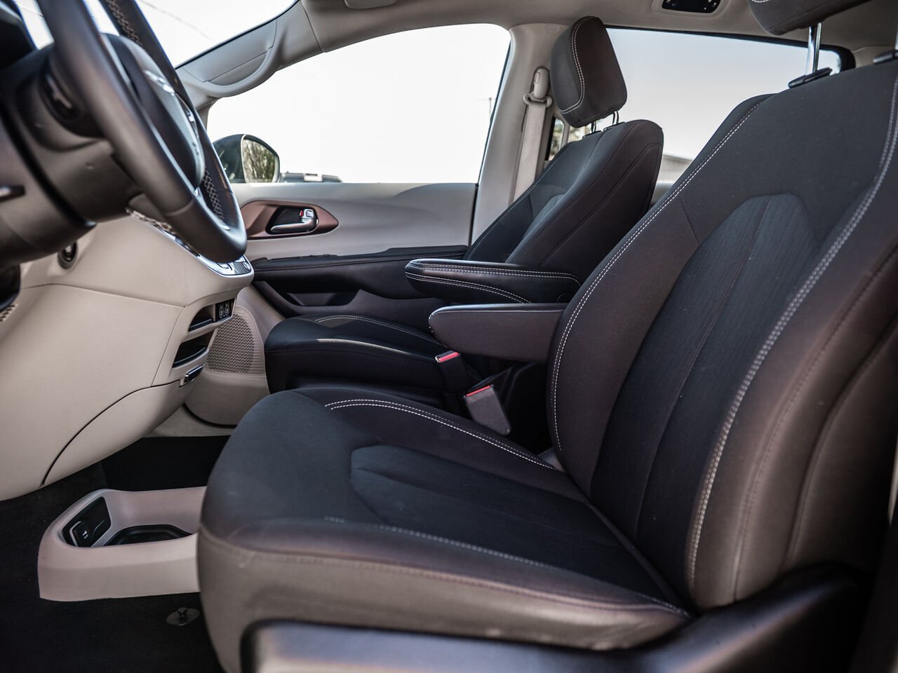 Chrysler Grand Caravan 2023 Argent Sainte-Julienne - photo #14