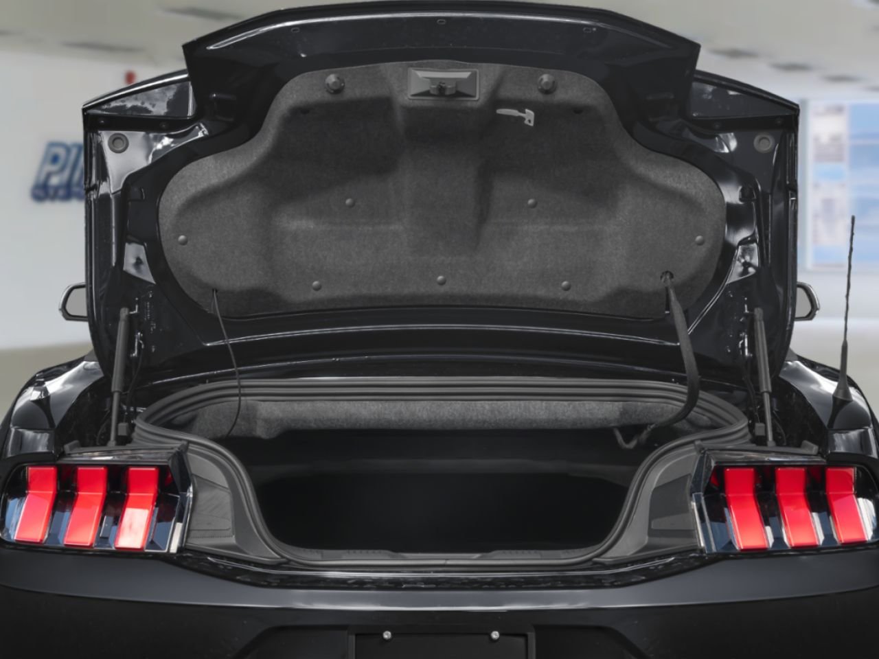 2026 Ford Mustang Shadow Black Sainte-Julienne - photo #7