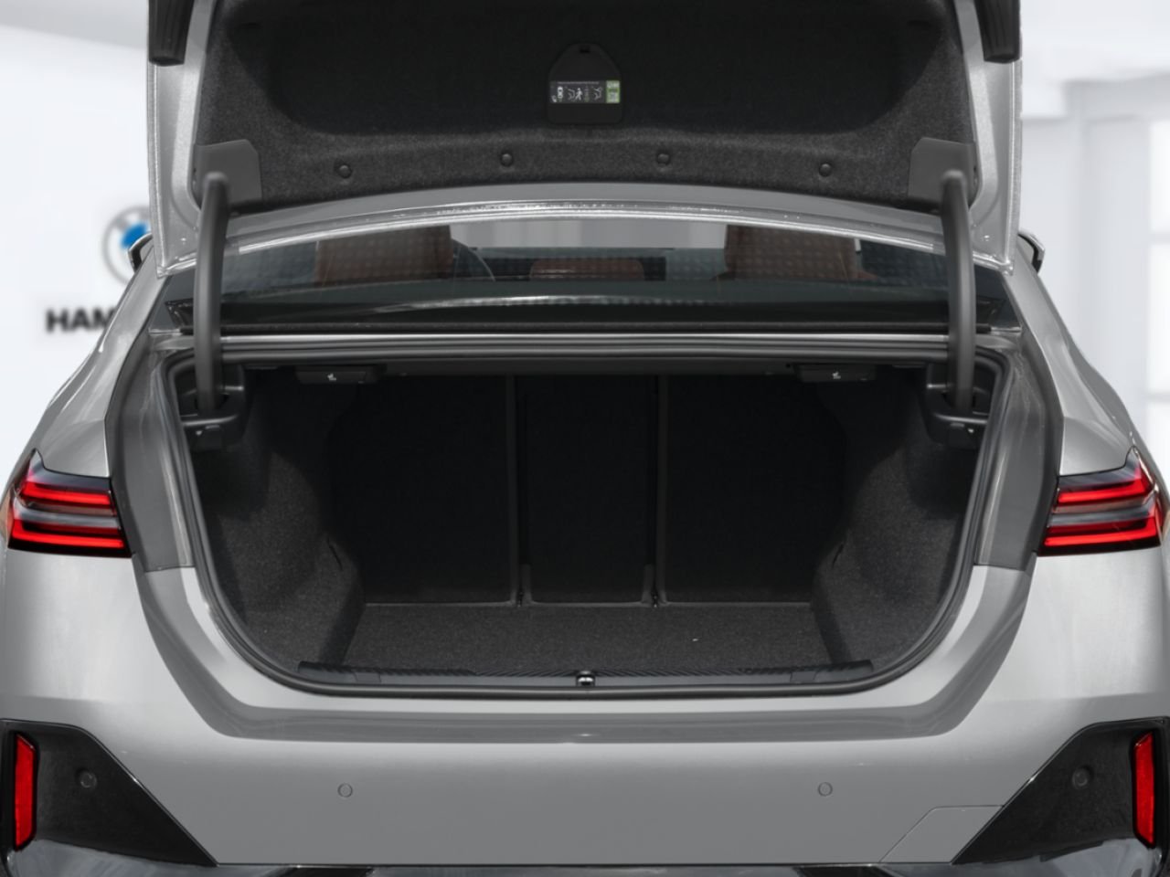 BMW 5 Series 550e xDrive 2027 Gris Blainville - photo #5