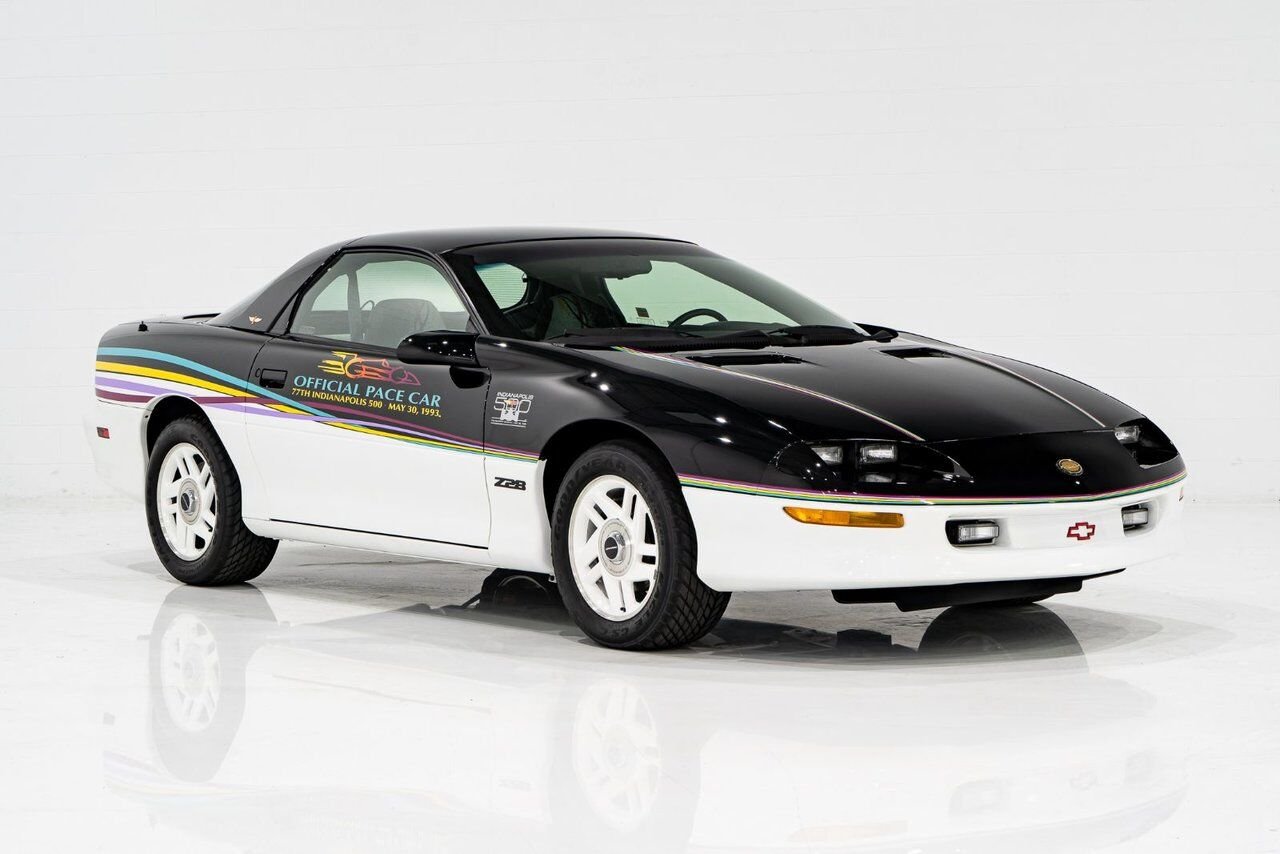 Chevrolet CAMARO Z28 PRIX EN USD | Pace Car with only 957km (595mi) with original window sticker 1993 Noir Montréal - photo #32