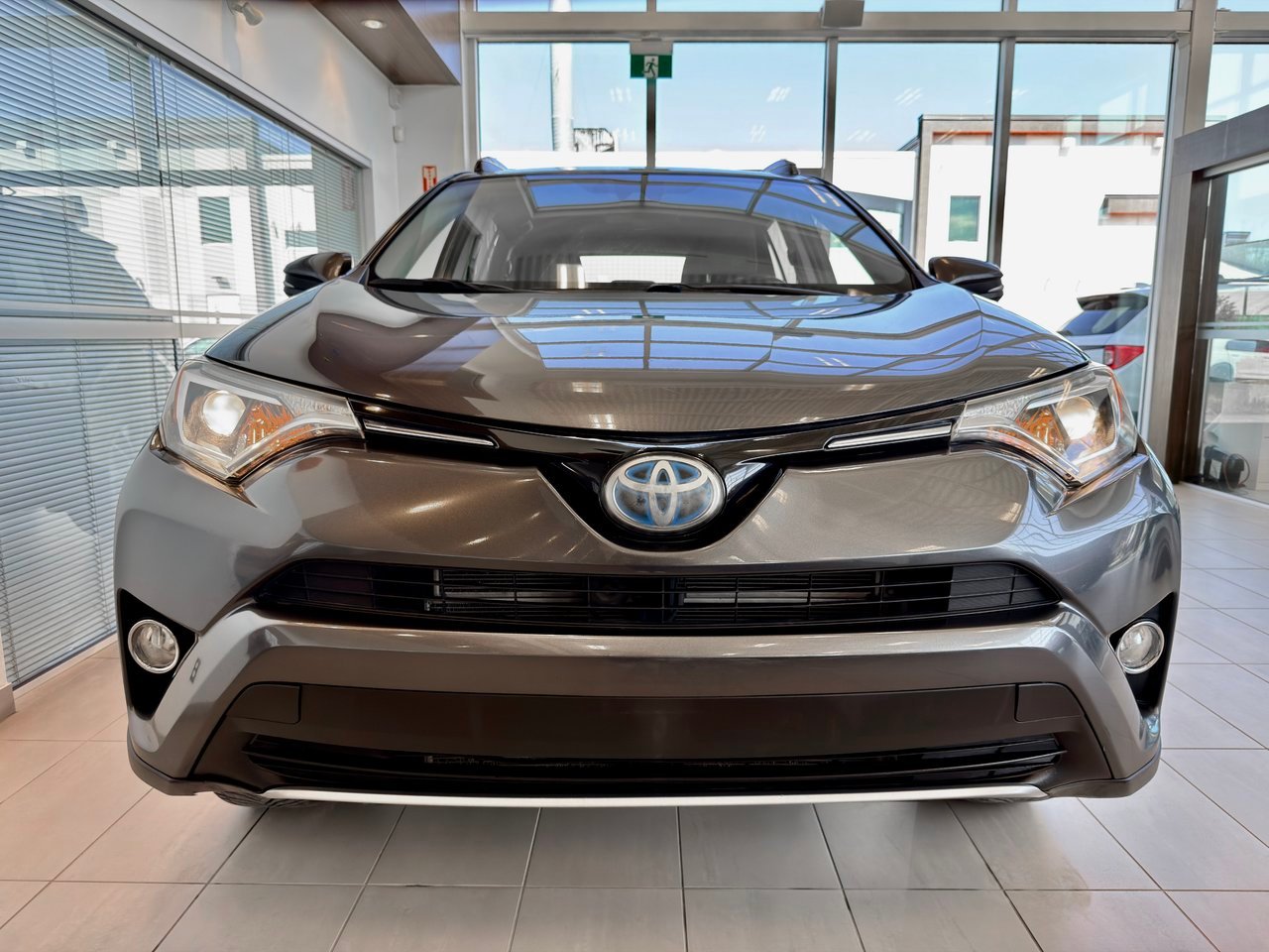 2017 Toyota RAV4 Hybrid Silver Notre-Dame-des-Prairies - photo #4