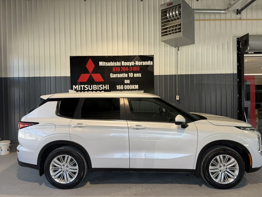 2022 Mitsubishi Outlander ES S-AWC White