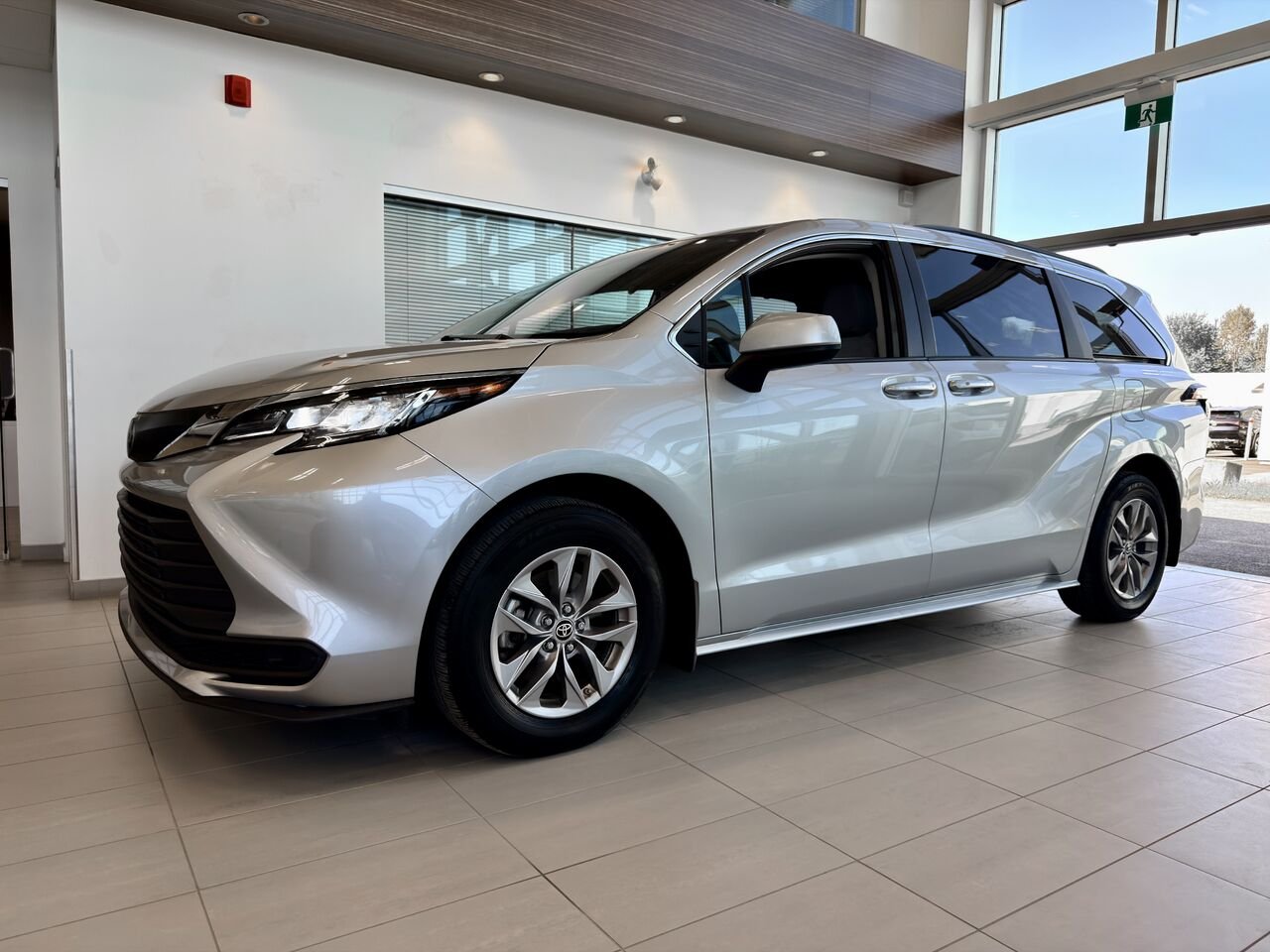 2022 Toyota Sienna Silver Notre-Dame-des-Prairies - photo #1