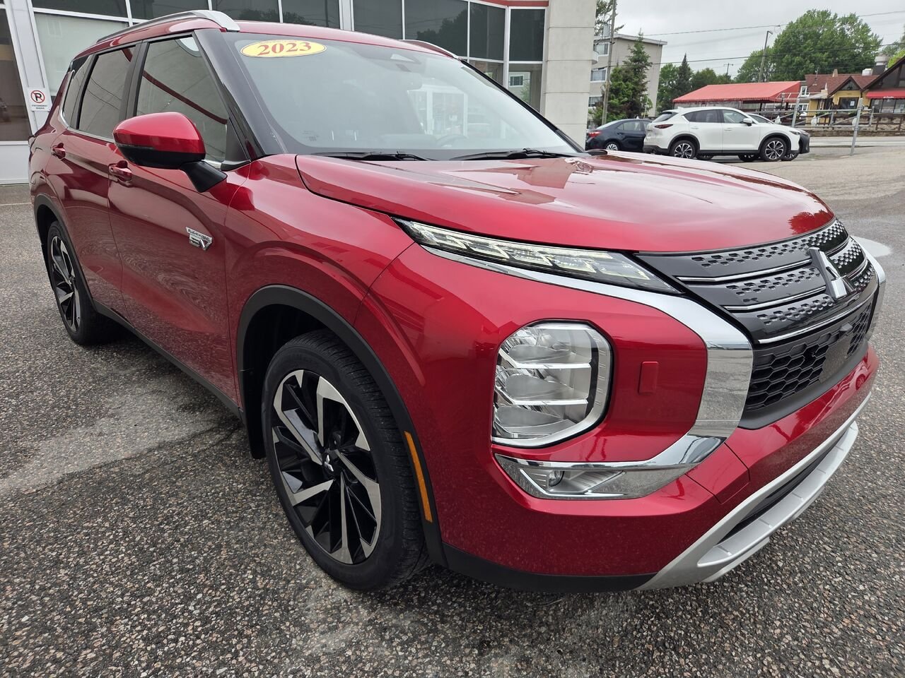 2023 MITSUBISHI Outlander Plug-In Hybrid Red Mont-Laurier - photo #2