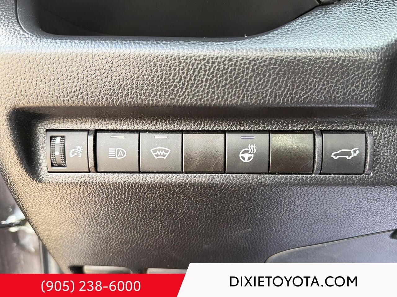 2024 Toyota RAV4 XLE AWD / CLEAN CARFAX / HEATED SEATS / MOONROOF / BACKUP CAMERA White Mississauga - photo #12