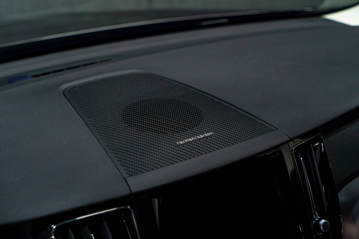 2022 Volvo XC60 B5 MOMENTUM HARMAN KARDON Grey Montreal - photo #13