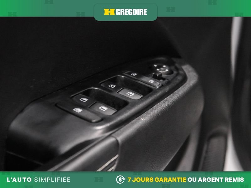 Hyundai Venue 822520 | Ultimate AUTO AC CUIR TOIT NAV MAGS CAM RECUL BLEU 2021 Blanc Laval - photo #15