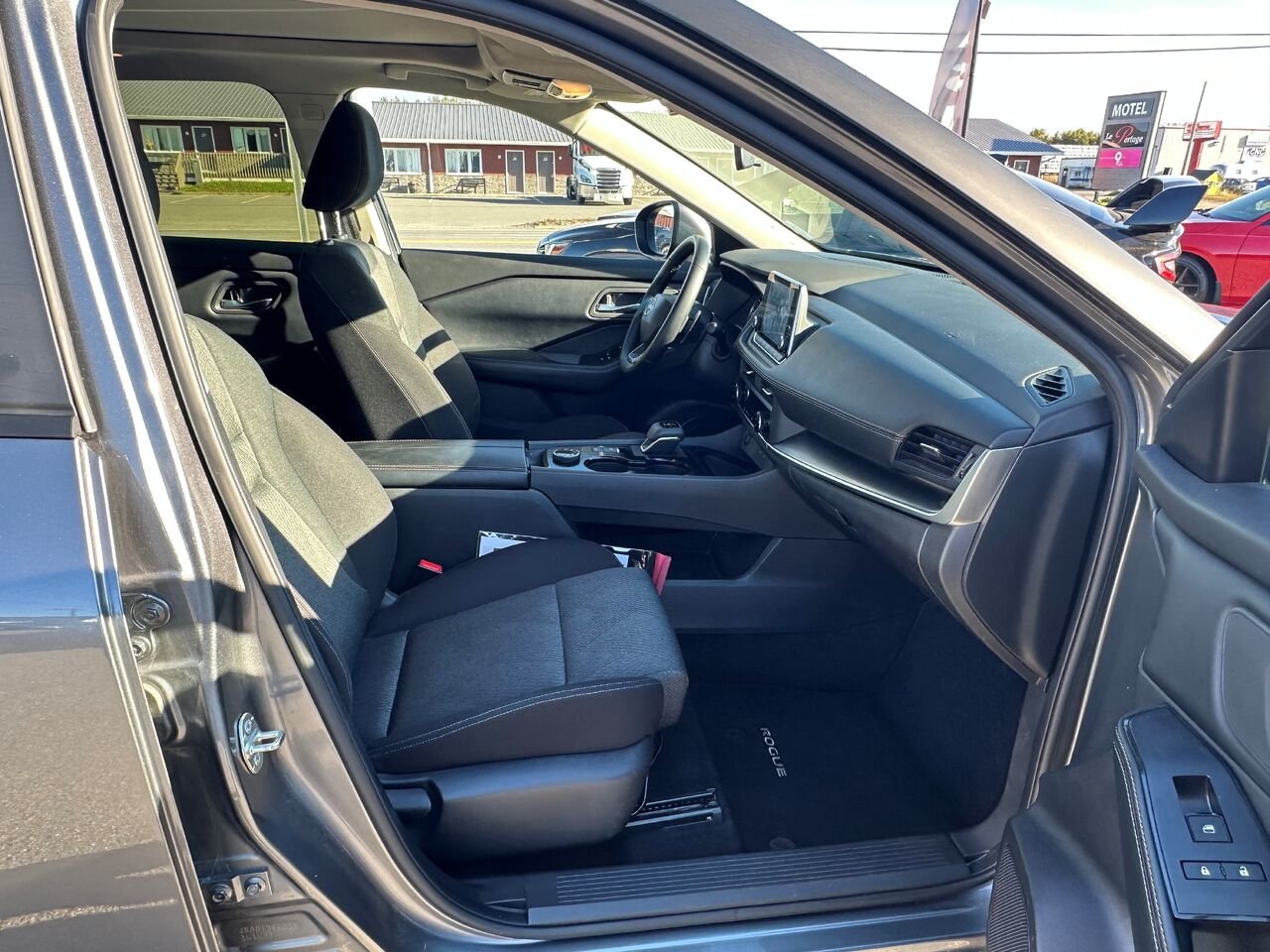 2025 Nissan Rogue SV TI avec ensemble toit ouvrant gray Matane - photo #12