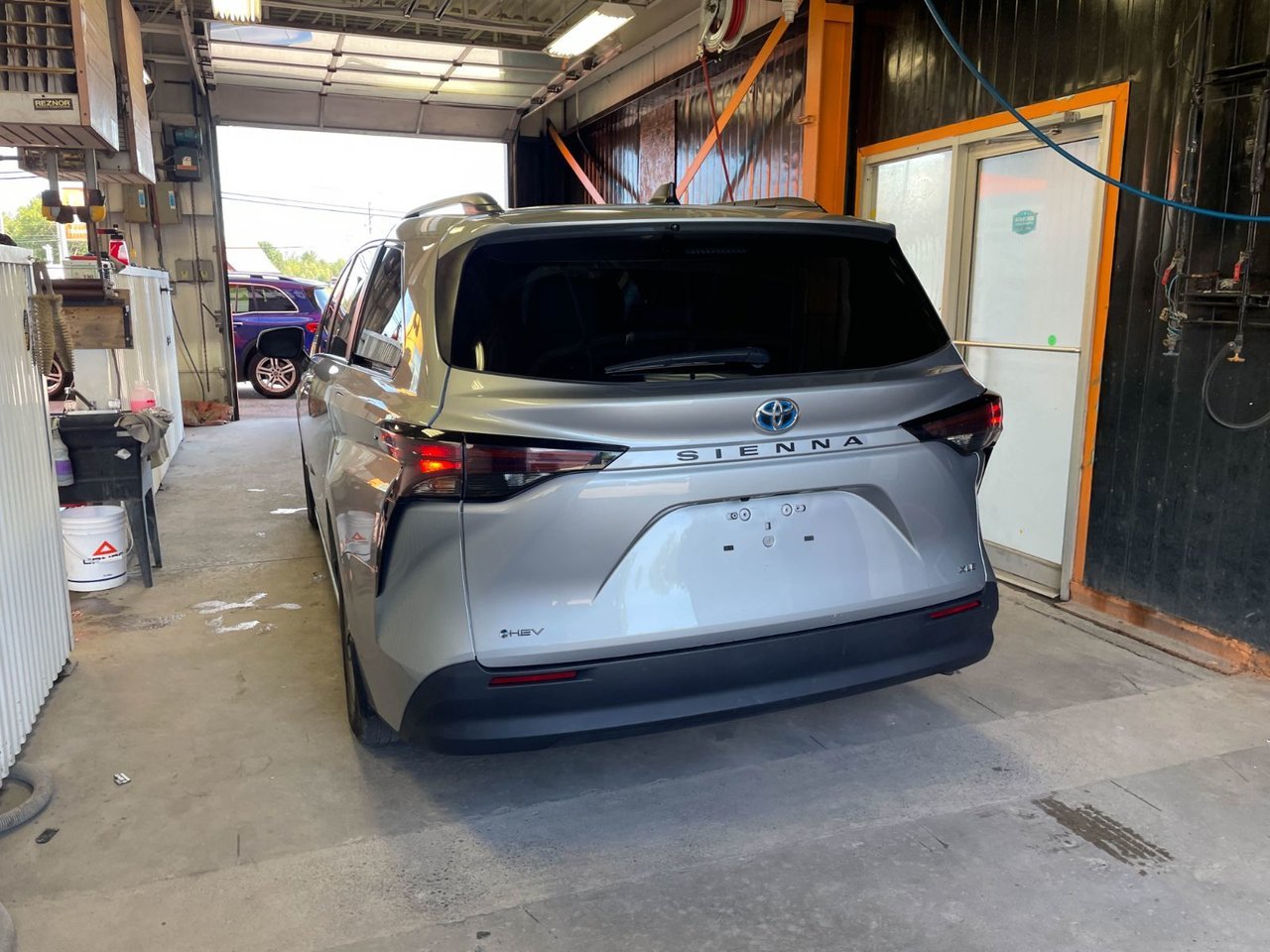 Toyota Sienna XLE HYBRID *TOIT* 8 PLACES CUIR SIÈGES CHAUFF 2025 Gris Saint-Jérôme - photo #5
