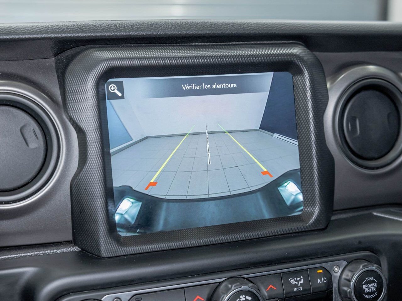 Jeep Gladiator WILLYS CREW 4X4 V6 *NAV* TOIT DUR CARPLAY BEDLINER 2023 Noir Saint-Jérôme - photo #16