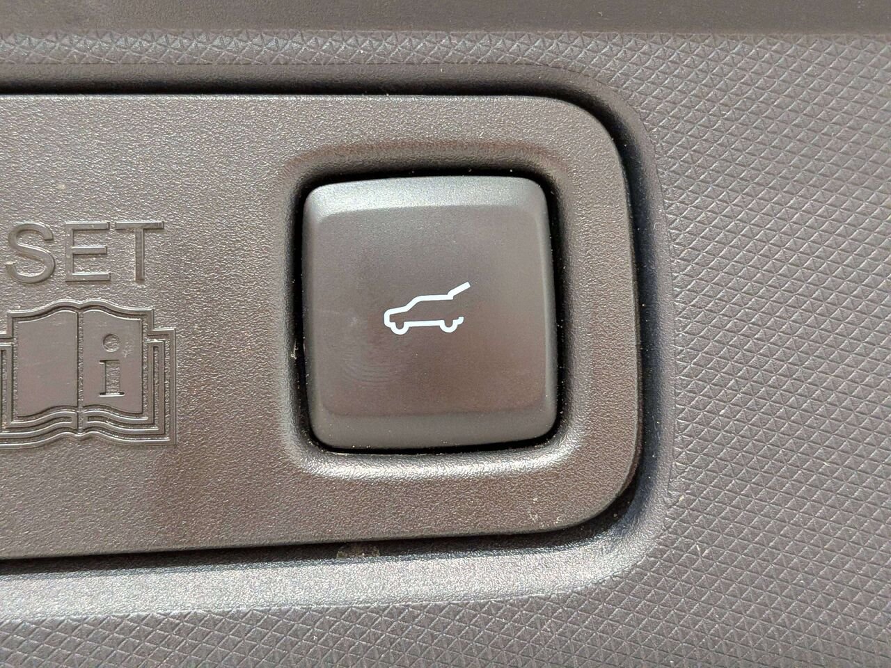 2022 Ford Mustang Mach-E Select AWD Black Val-David - photo #9