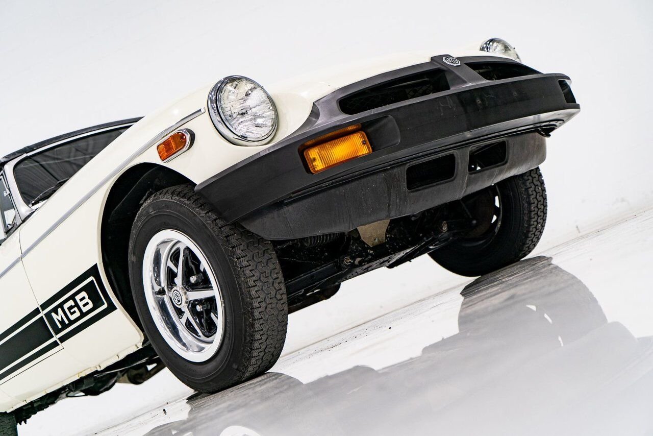 MG B Beautifully presented from former complete restoration 1979 Blanc Montréal - photo #40