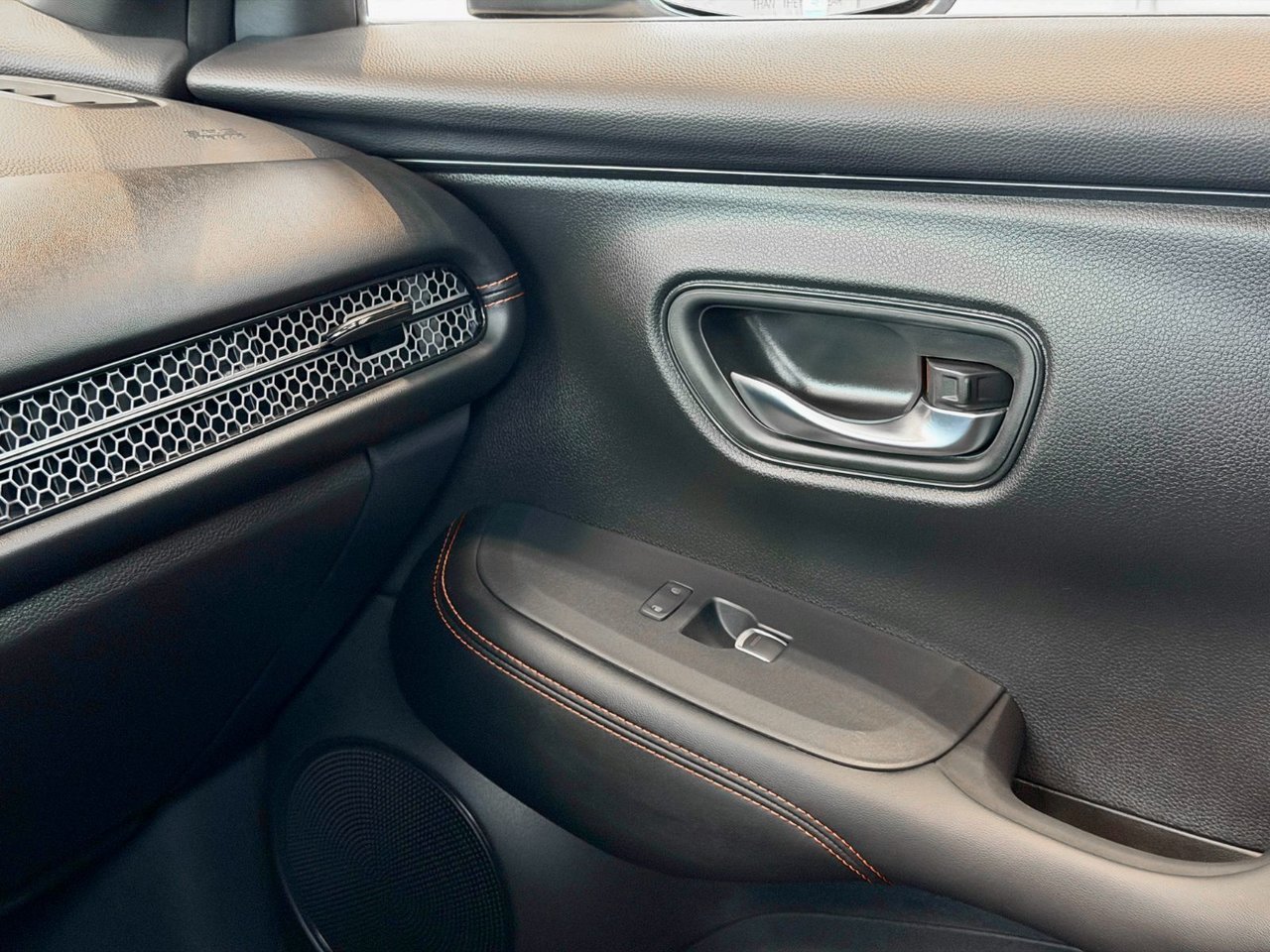 2023 Honda HR-V White Notre-Dame-des-Prairies - photo #28