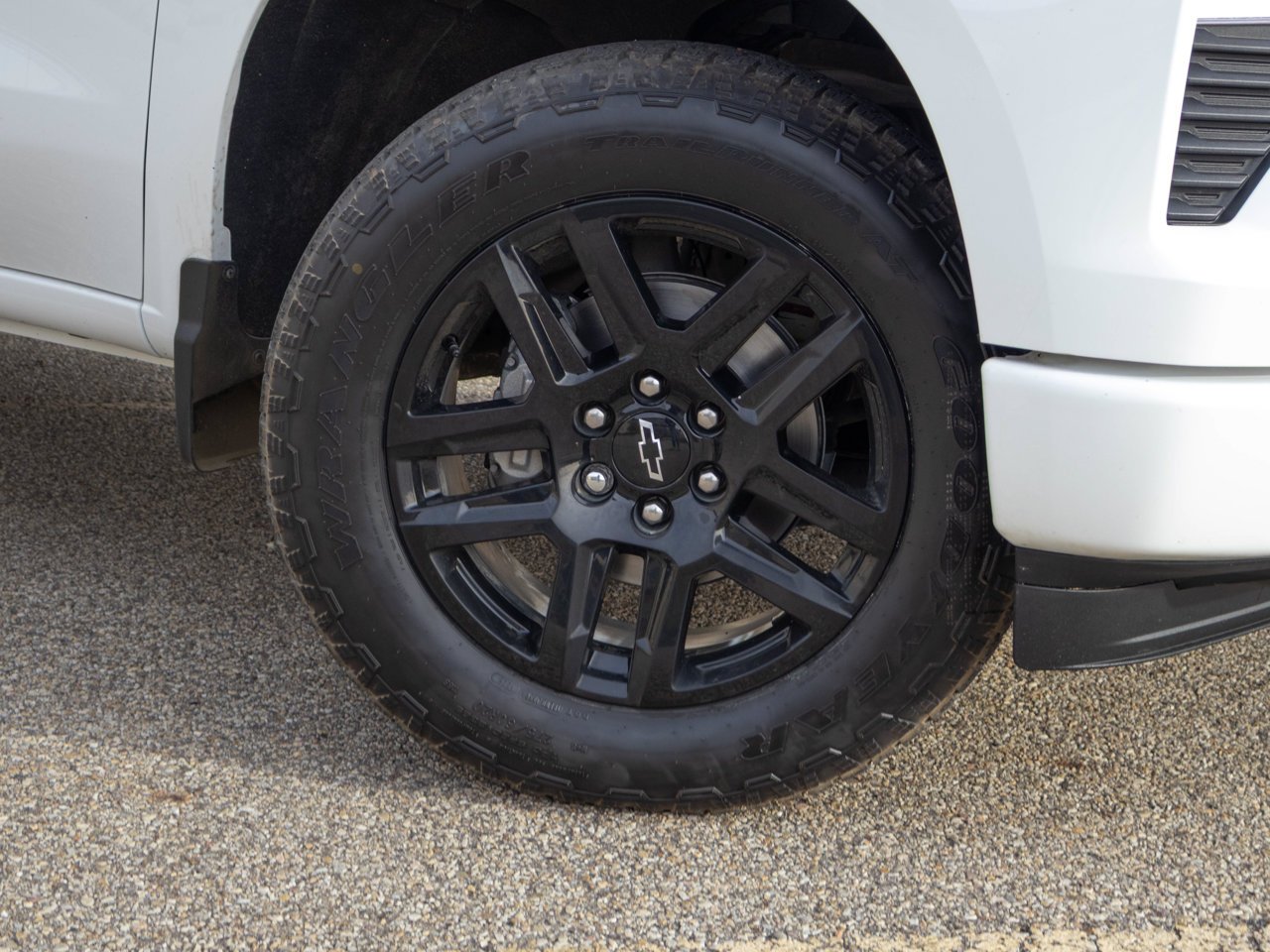 2024 Chevrolet Silverado 1500 4WD Crew Cab 147 RST White Sherwood Park - photo #5