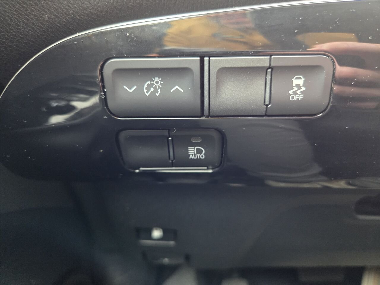 2020 Toyota PRIUS White Mont-Laurier - photo #13