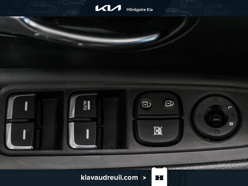 2014 Kia Rondo White Laval - photo #10