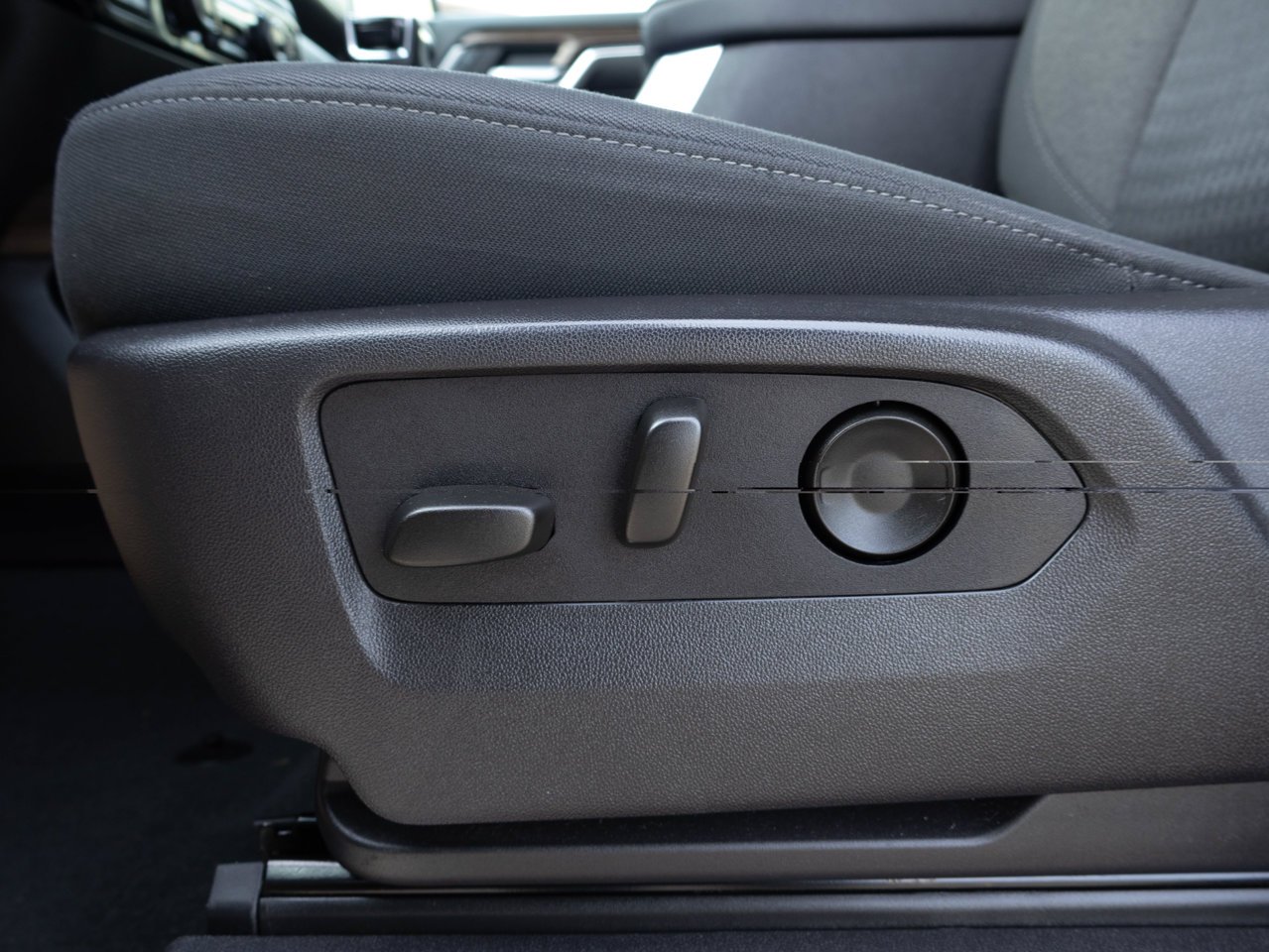 2024 Chevrolet Silverado 1500 4WD Crew Cab 147 RST White Sherwood Park - photo #16