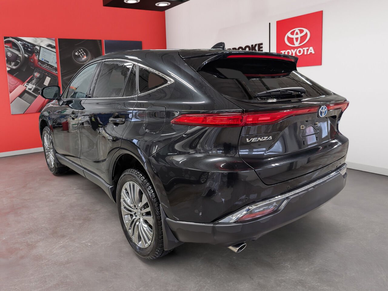 Toyota Venza Hybride LIMITED/AWD/SIÈGES CHAUFFANTS/TOIT PANORAMIQUE FIXE/VOLANT CHAUFFANT/BLUETOOTH/AC BIZONE 2023 Noir céleste Sherbrooke - photo #5