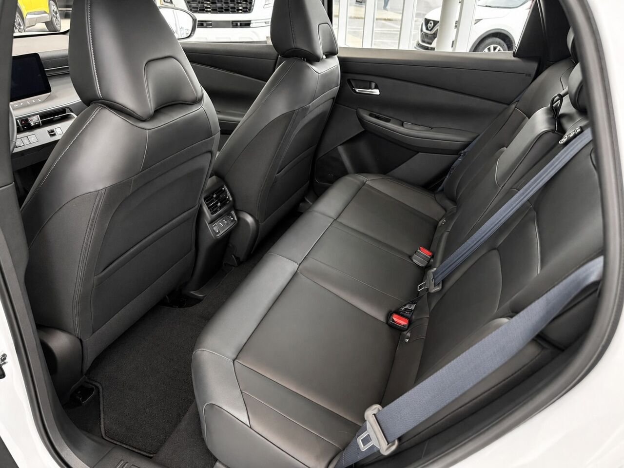 Nissan LEAF SV+ TA 2026 Blanc Everest nacré triple couche Châteauguay - photo #13