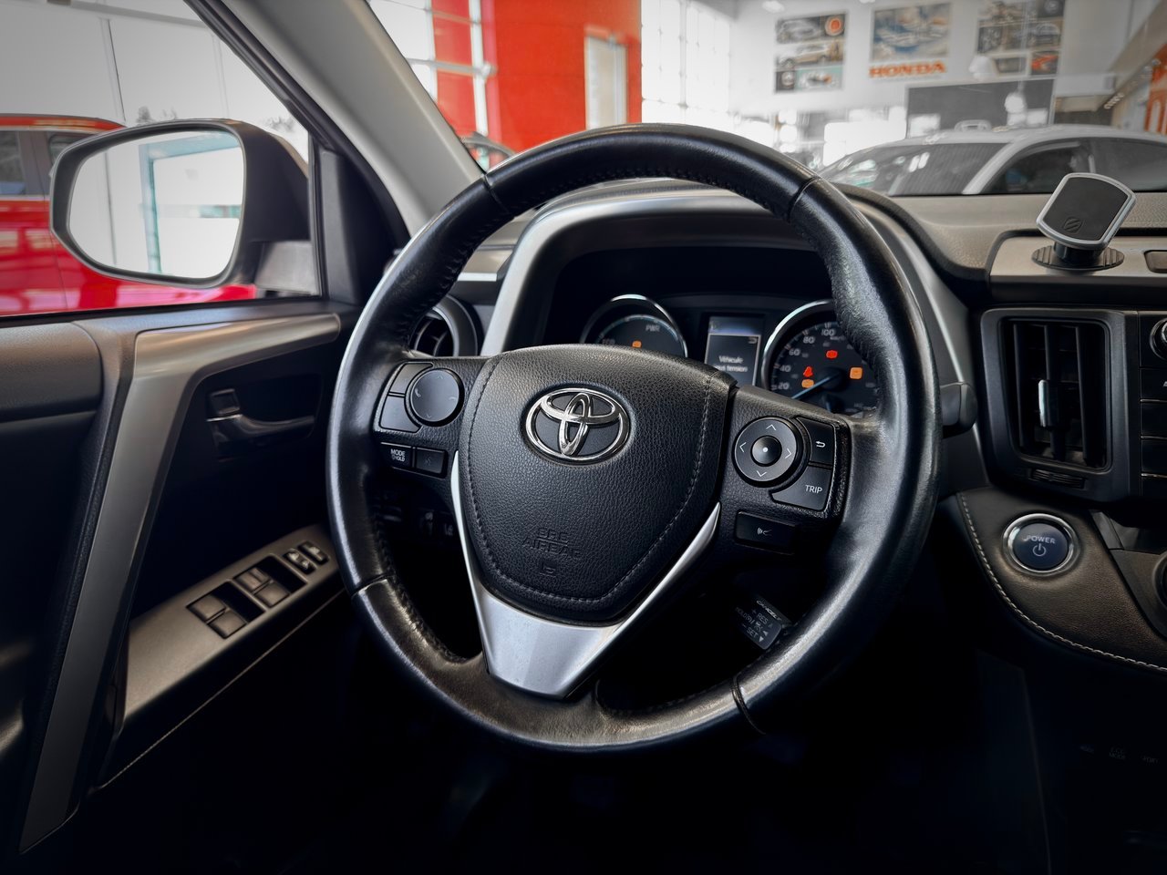 2017 Toyota RAV4 Hybrid Silver Notre-Dame-des-Prairies - photo #19