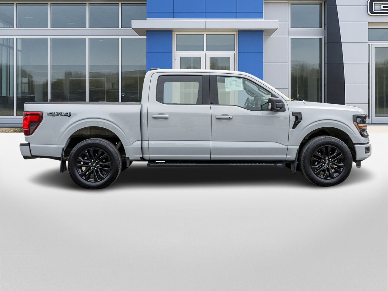 Ford F-150 XLT cabine SuperCrew 4RM caisse de 5,5 pi 2024 Gris Châteauguay - photo #5