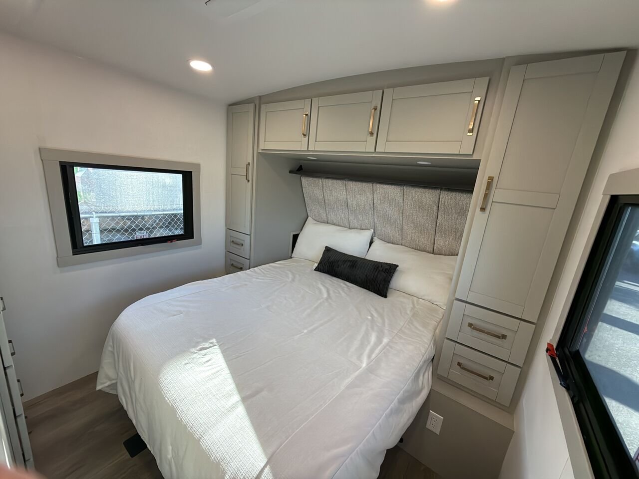 2025 BRINKLEY Z295 | ACCOMODATION White Granby - photo #21
