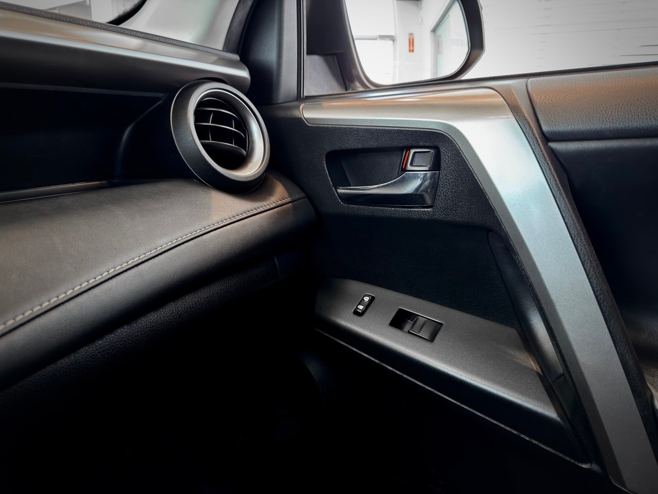 2017 Toyota RAV4 Hybrid Silver Notre-Dame-des-Prairies - photo #32