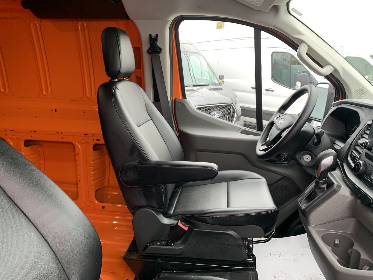 Ford Transit fourgon utilitaire T150, CARGO, 148 WB, TOIT BAS 2025 Orange Châteauguay - photo #17