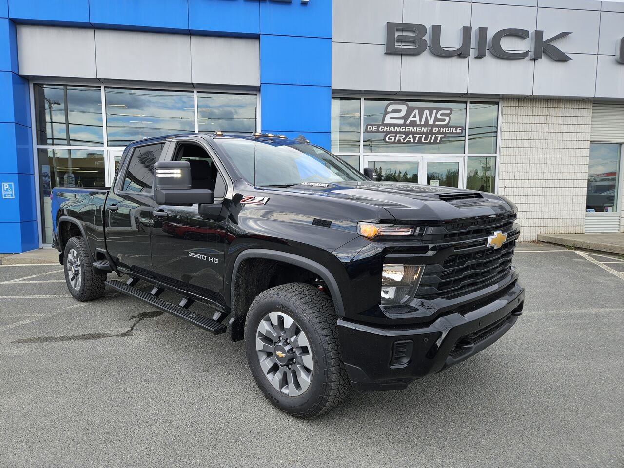 Chevrolet Silverado 2500HD Custom cabine multiplace 4RM 159 po 2026 NOIR Thetford Mines - photo #1