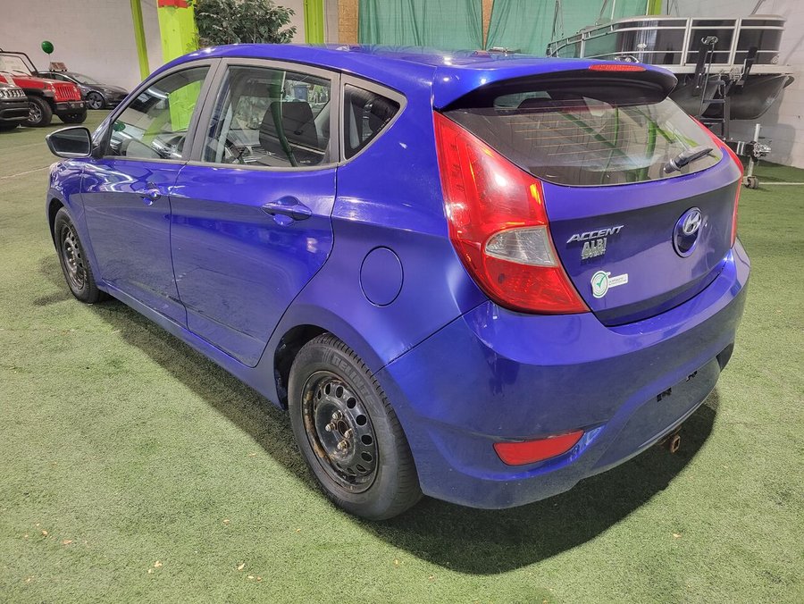 Hyundai Accent Voiture à hayon, 5 portes, boîte manuelle GL 2014 Bleu