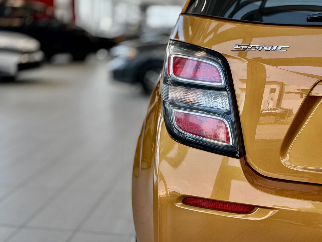 2017 Chevrolet Sonic Orange Notre-Dame-des-Prairies - photo #10
