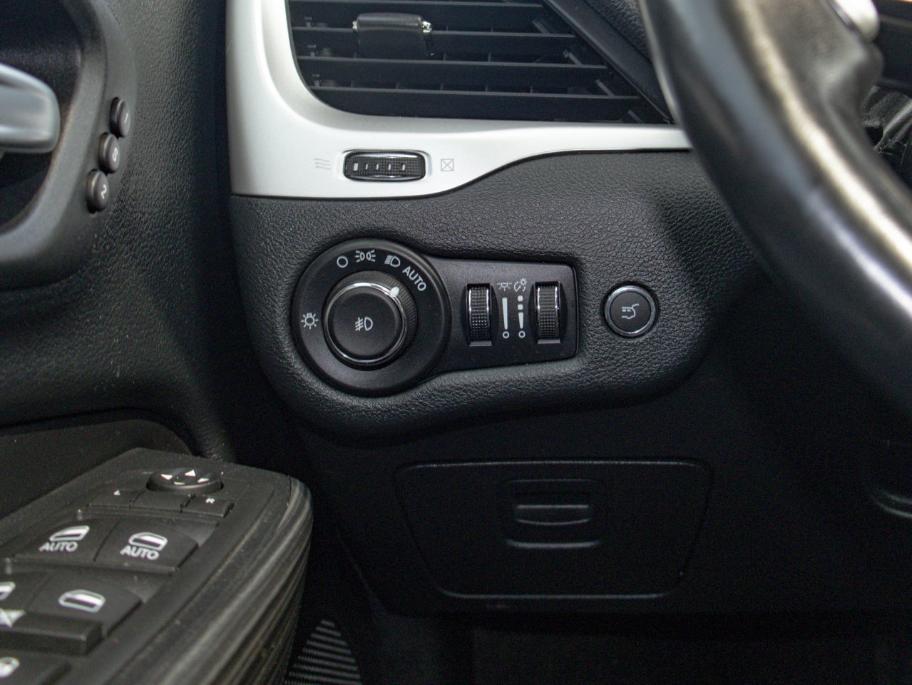 2015 Jeep Cherokee 4WD 4dr Trailhawk gray Sherwood Park - photo #21