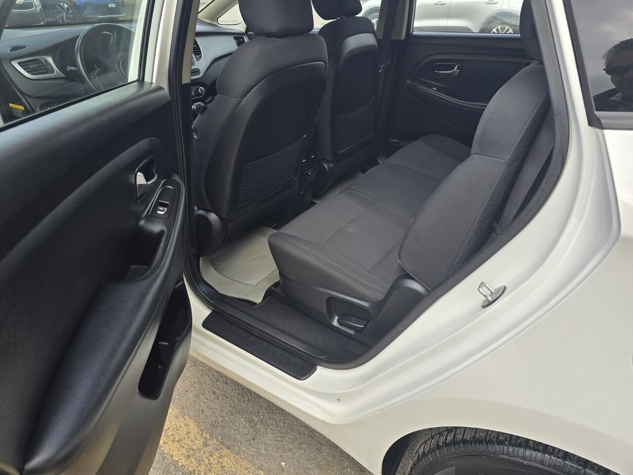 2016 Kia Rondo White  - photo #9