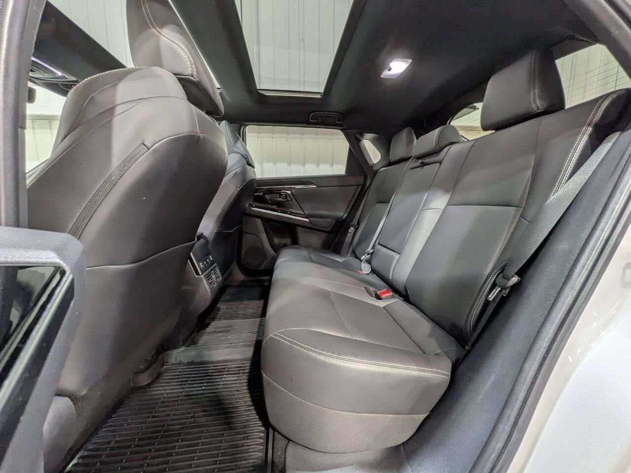 2023 Subaru Solterra AWD w/Luxury Package White Val-David - photo #11
