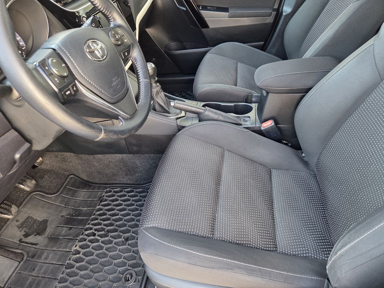 2018 Toyota COROLLA IM Silver Mont-Laurier - photo #10