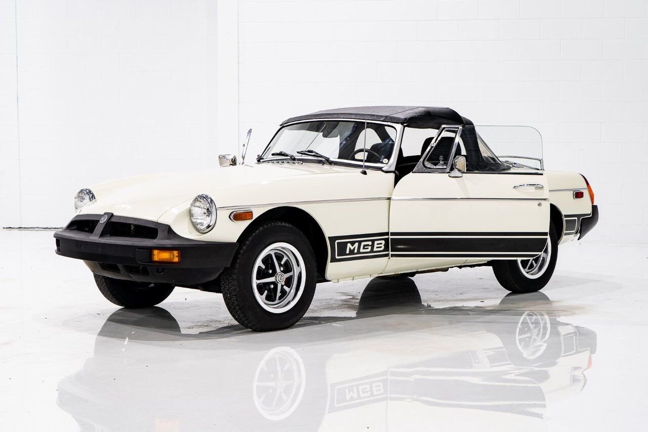 MG B Beautifully presented from former complete restoration 1979 Blanc Montréal - photo #34