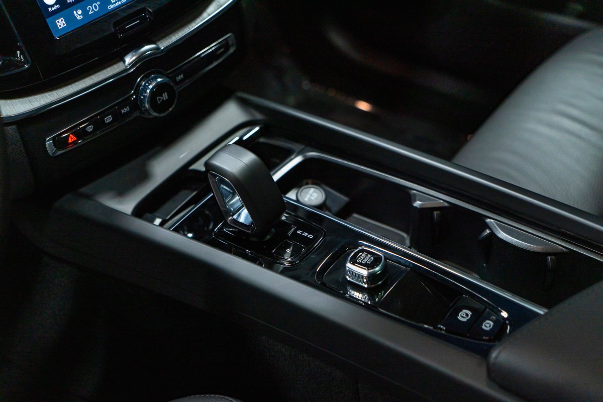 Volvo XC60 B5 PLUS DARK CLIMAT HARMAN KARDON 2025 Noir Montréal - photo #10
