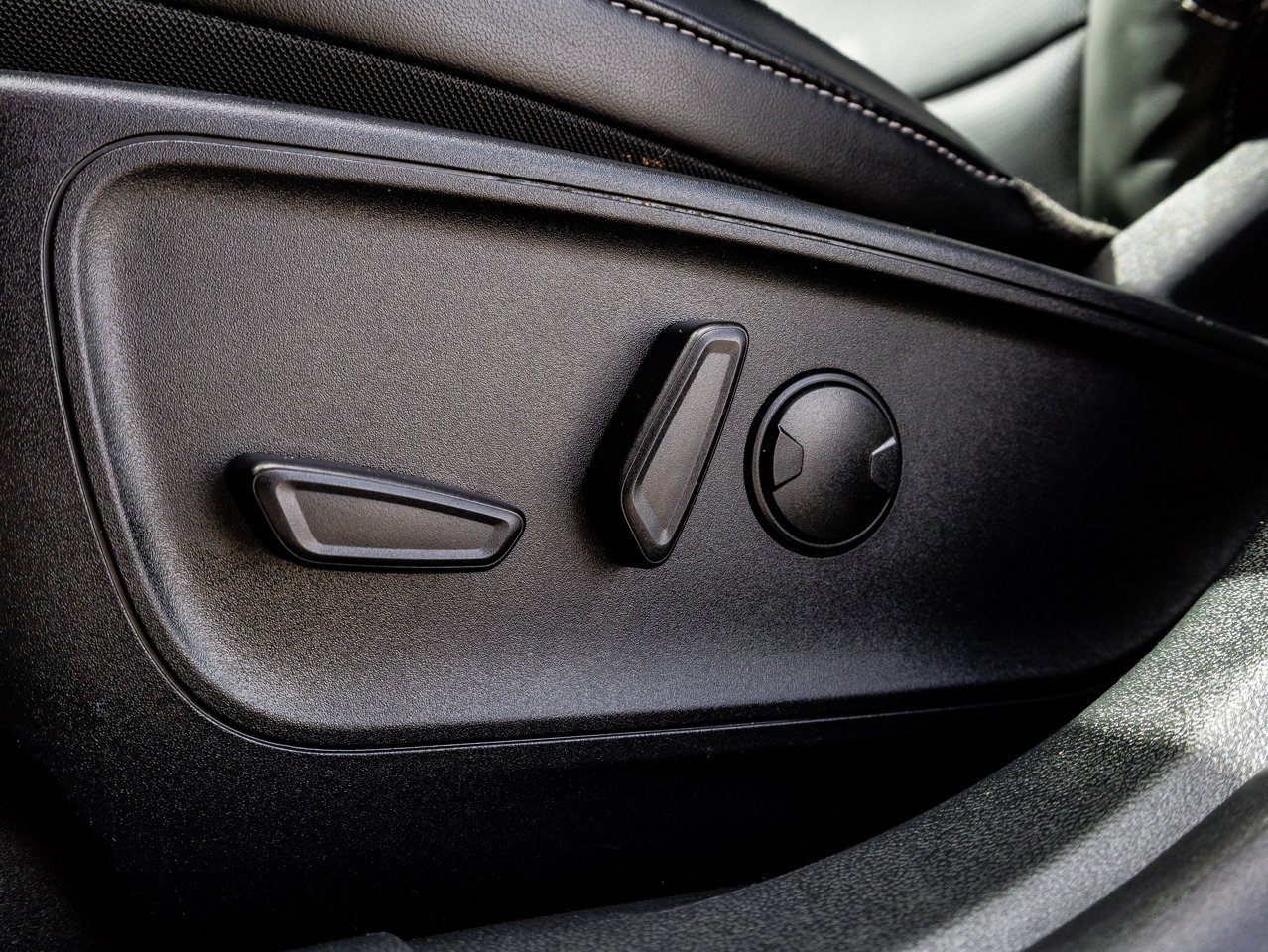 2025 Ford Escape Platinum AWD Black Sherwood Park - photo #16