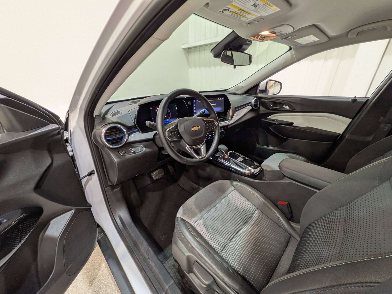 2025 Chevrolet Trax FWD 4dr LT White Val-David - photo #9