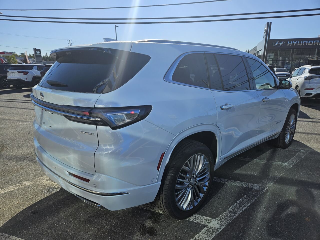Buick Enclave Avenir 4 portes TI 2027 Blanc irisé triple couche Thetford Mines - photo #2
