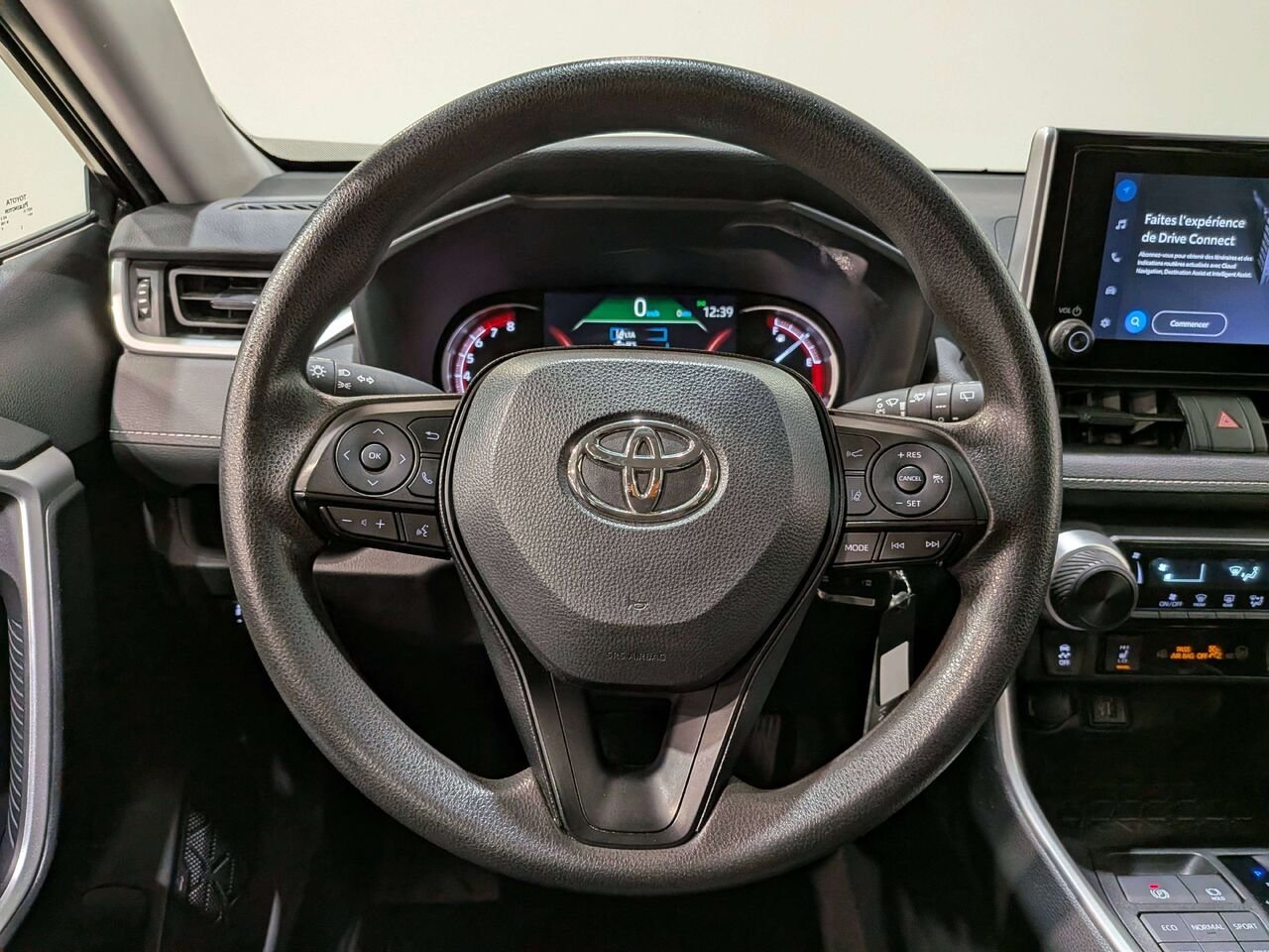 Toyota RAV4 LE AWD 2024 Noir Val-David - photo #12
