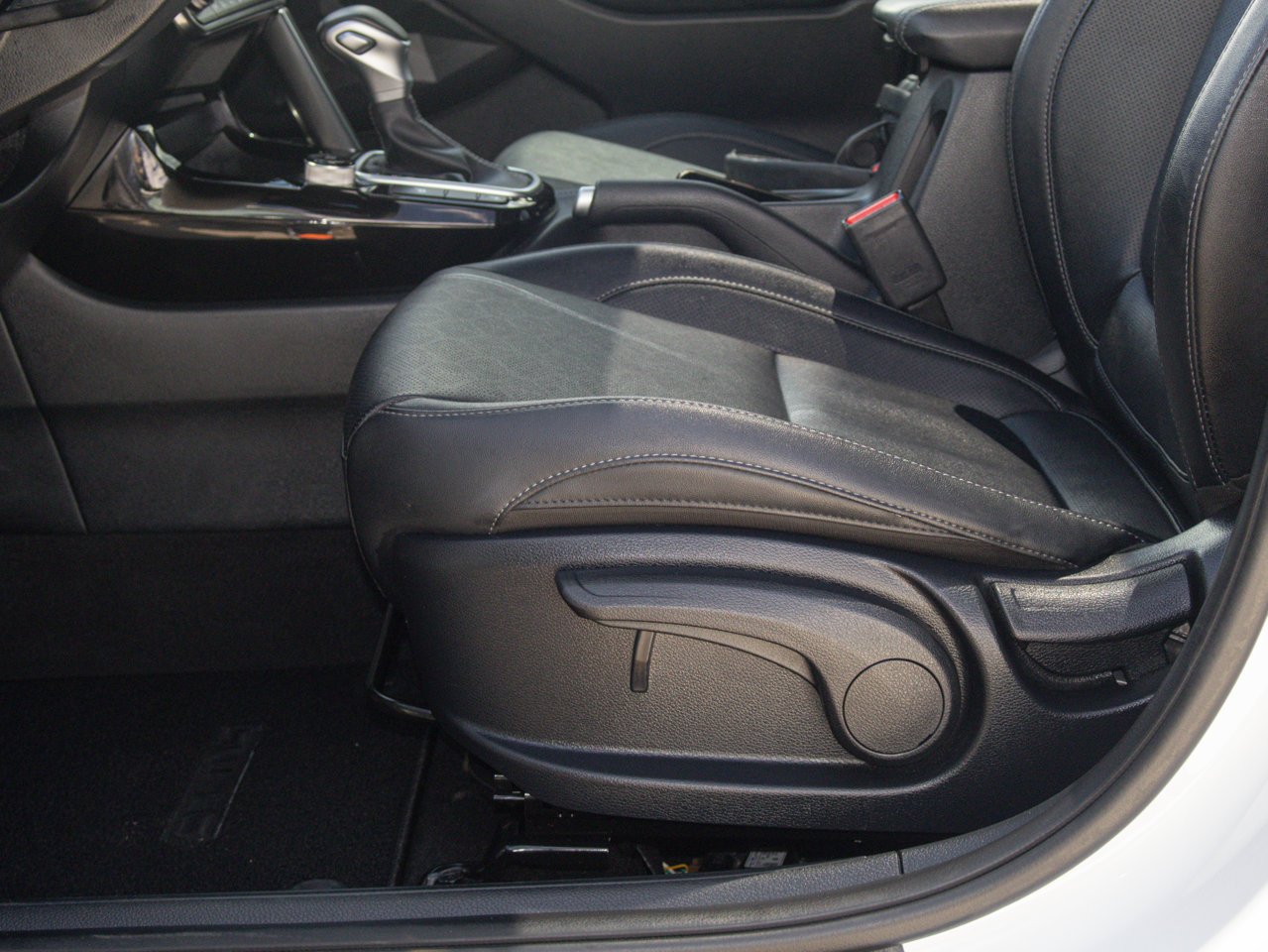 2025 Kia Seltos EX AWD White Sherwood Park - photo #17