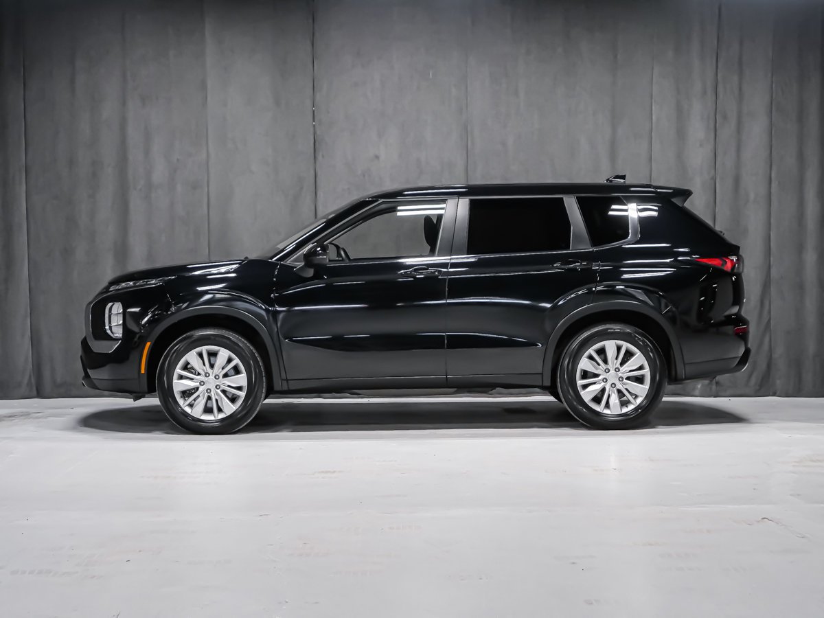 2025 Mitsubishi Outlander ES Black Montreal - photo #2