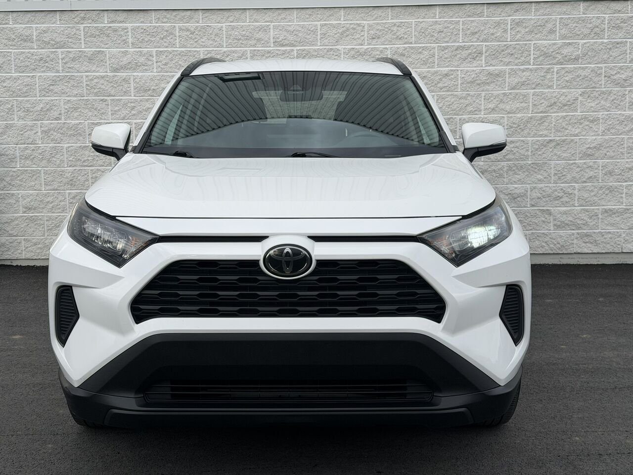 Toyota RAV4 LE 2019 Blanc Laval - photo #3